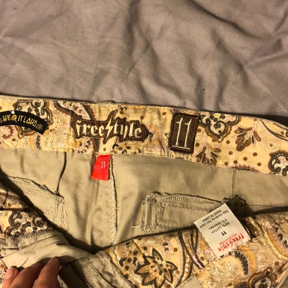 Khaki shorts - Picture 3 of 4